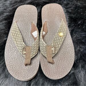 Sanuk Yogi lll Flip Flops Worn Once  SIZE 41 EU = 8 US